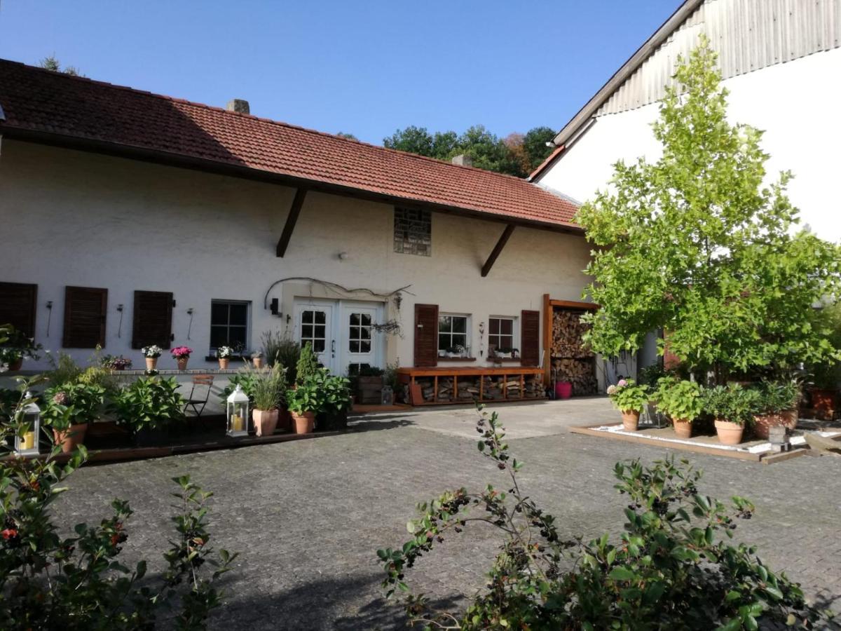 Zuruck Zur Natur - Urlaub Im Zirkuswagen, Sommeratelier Oder Schindelwagen Adenbach Esterno foto